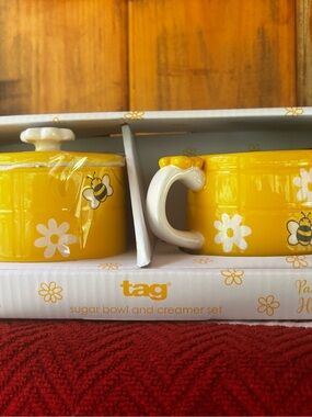 Tag Yellow Bee Sugar Bowl & Creamer Pair